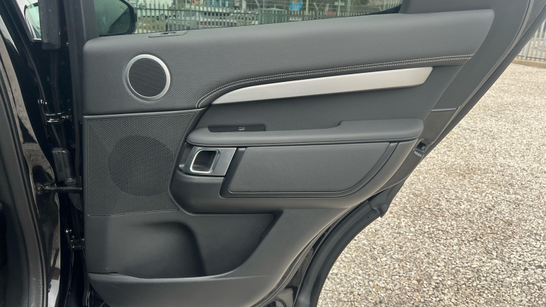 Land Rover Discovery 3.0 D300 R-Dynamic SE 5dr Auto Diesel Station Wagon